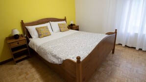 Economy Double Room | Iron/ironing board, WiFi (free), bed sheets - Fragole e Menta (Attimis)