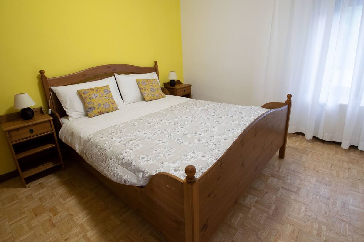 Iron/ironing board, free WiFi, bed sheets