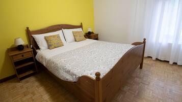 Iron/ironing board, free WiFi, bed sheets