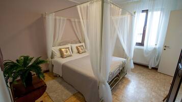 Iron/ironing board, free WiFi, bed sheets