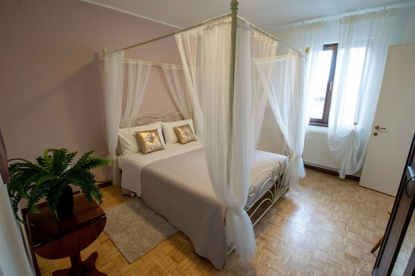 舒适双人房 | 熨斗/熨衣板、免费 WiFi、床单