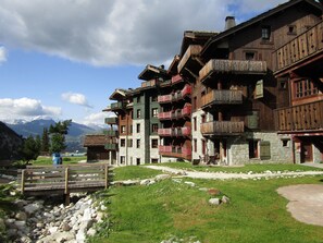Situated in a mountainous area, this lodge offers breathtaking views of the surrounding peaks from its wooden balconies.