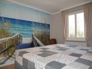 3 bedrooms, desk, travel crib, WiFi