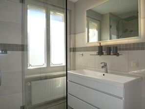 Douche, sèche-cheveux, serviettes fournies