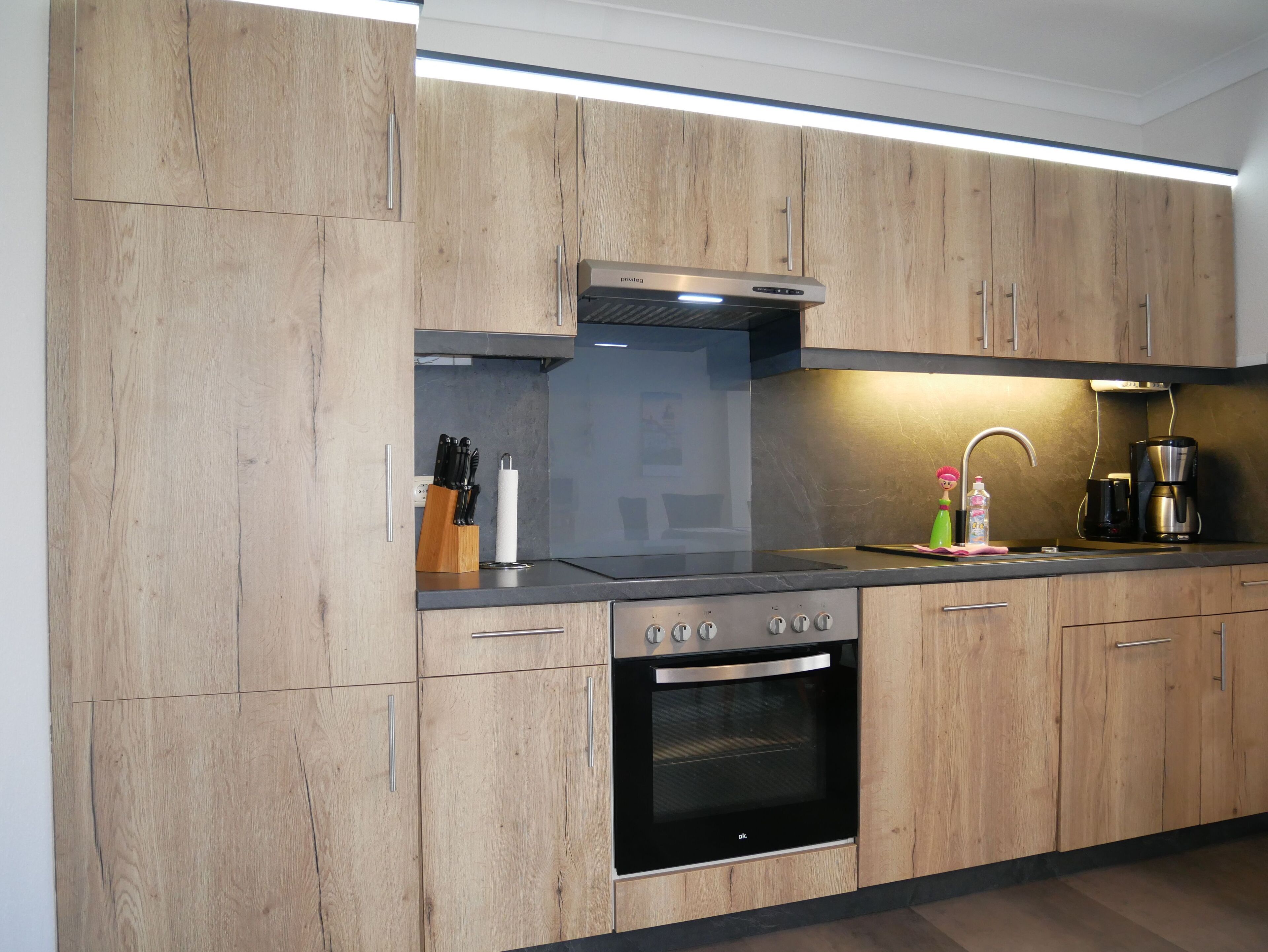 Kühlschrank, Mikrowelle, Ofen, Geschirrspüler