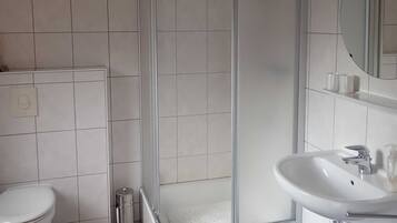 Een haardroger, handdoeken