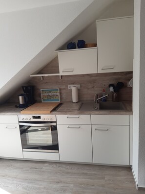 Fridge, oven, coffee/tea maker, electric kettle