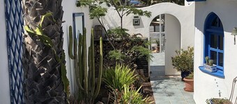 Private house in a beautiful place, on the beach of La Pared. privacy and nature