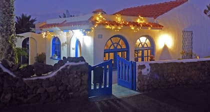 Private house in a beautiful place, on the beach of La Pared. privacy and nature