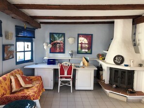 Smart TV, fireplace