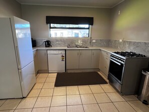 Casa de campo | Cocina privada | Refrigerador, microondas, tetera eléctrica y utensilios de cocina 