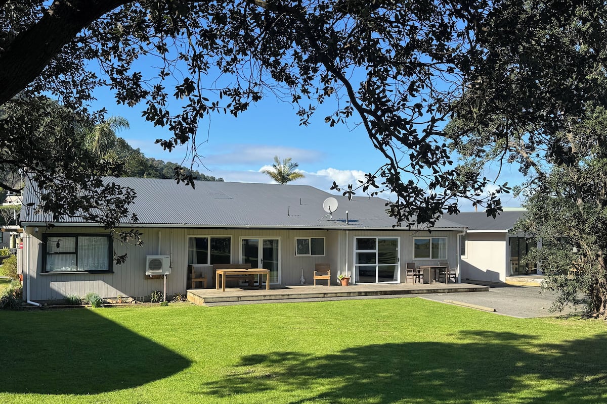 Seaview 3 Bedroom Family Cottage | Iron/ironing board, free WiFi, bed sheets