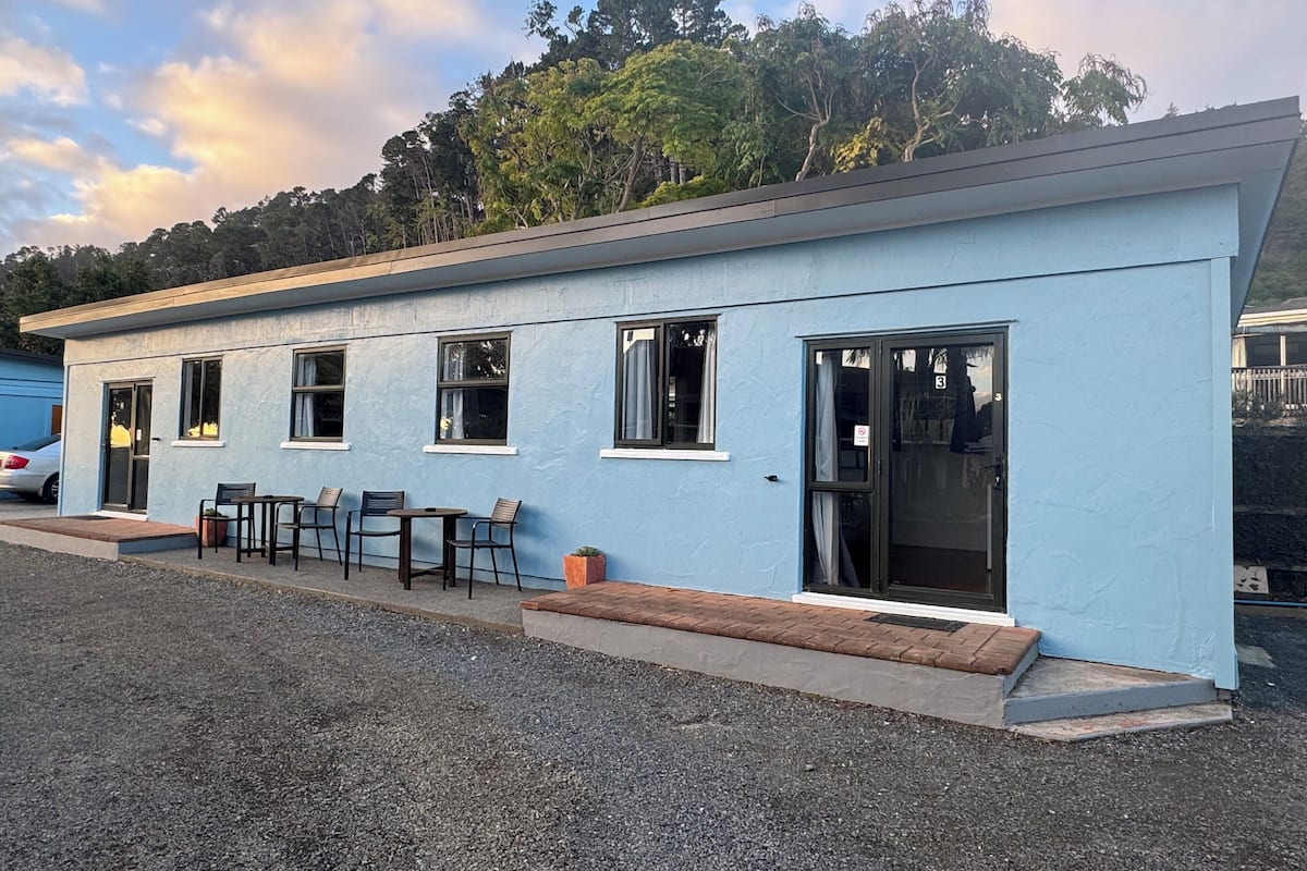 Single Bedroom Garden Courtyard Unit | Iron/ironing board, free WiFi, bed sheets