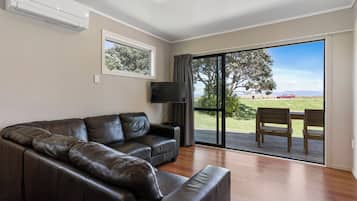 Streamside / Seaview 3 Bedroom Family Cottage | Living area | Flat-screen TV