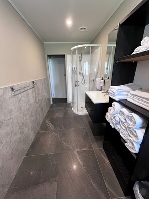 Seaview 3 Bedroom Family Cottage | Bathroom | Free toiletries, towels, soap, shampoo