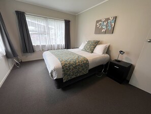 Seaview 3 Bedroom Family Cottage | Iron/ironing board, free WiFi, bed sheets