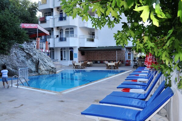 Piscine extérieure (ouverte en saison)