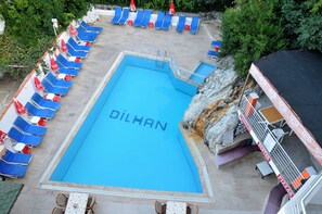 Una piscina al aire libre de temporada