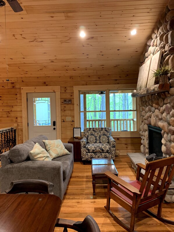Smart TV, fireplace, video library - Incredible secluded cabin featuring amazing forest views off of the back deck! (Laurelville)
