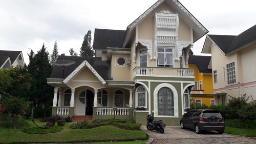 Diva Villa Kota bunga pemandangan langsung menghadap Bukit yang hijau menawan ..