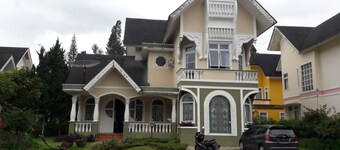 Diva Villa Kota bunga pemandangan langsung menghadap Bukit yang hijau menawan ..