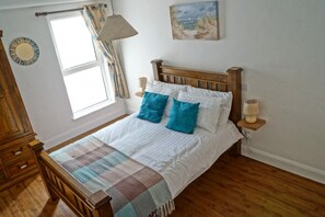 Individually decorated, individually furnished, desk, laptop workspace - Mulranny House Bed & Breakfast (Mulranny)