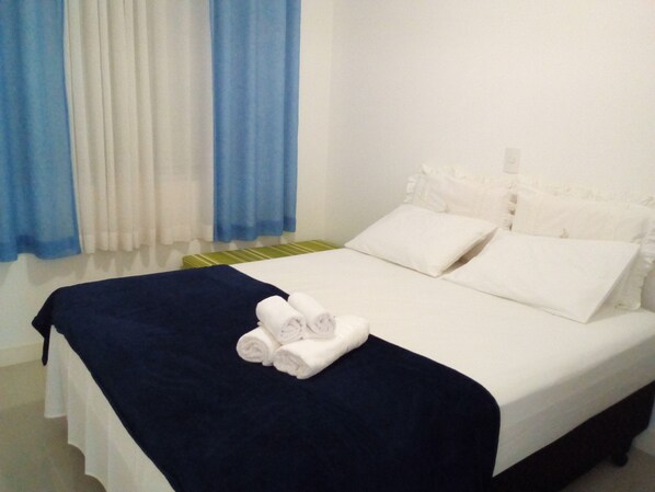 3 عدّة غرف نوم ومكواة/لوح كي وواي فاي وملاءات أسرّة