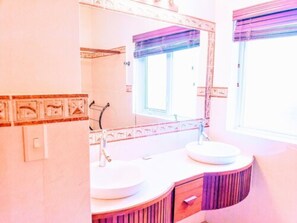 Deluxe Studio, Ocean View, Beachfront | Bathroom