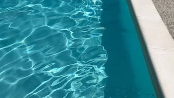 Alberca al aire libre por temporada y sombrillas en la alberca