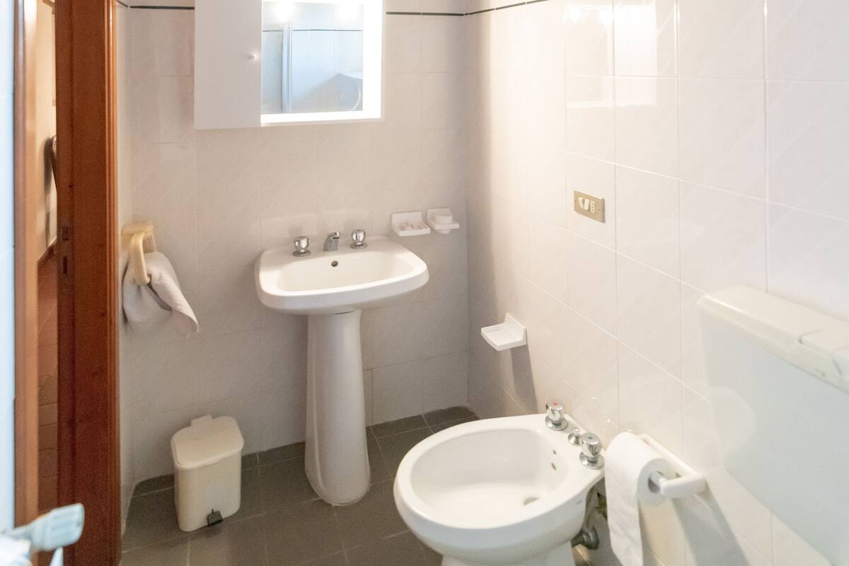 Bad | Dusj, bidé, håndklær og såpe