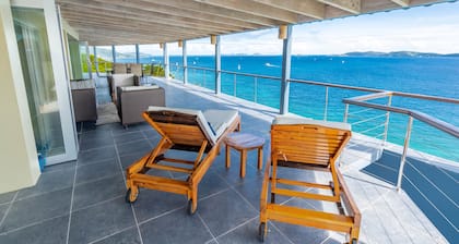 Breathtaking views , Jacuzzi , open plan house , 5 min to Nanny Cay Beach & Bar