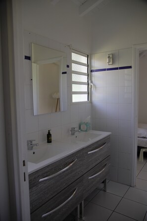 Douche, serviettes fournies, savon, papier toilette