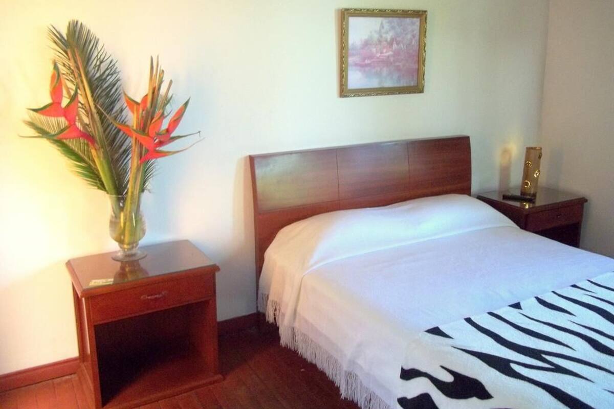 Quintuple Room, 1 double bed and 1 triple bunk bed | Wifi gratis, ropa de cama y acceso para silla de ruedas