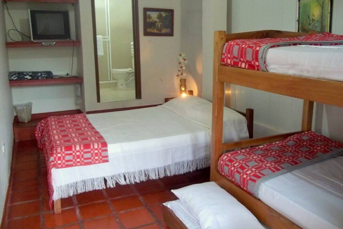 Habitación cuádruple | Wifi gratis, ropa de cama y acceso para silla de ruedas