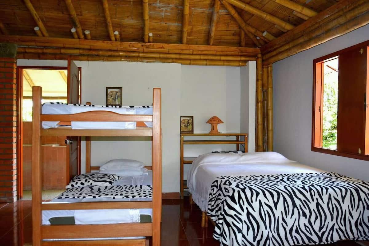 Quintuple Room, 1 king size bed, 1 bunk bed | Wifi gratis, ropa de cama y acceso para silla de ruedas