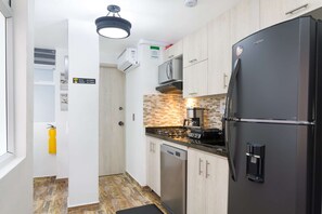 Réfrigérateur, micro-ondes, plaque de cuisson, lave-vaisselle