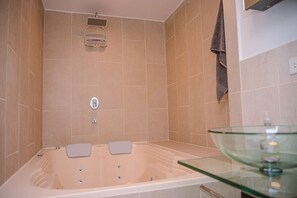 Combined shower/bathtub, hair dryer, towels - One bedroom Hot tub AC security king bed, Dishwasher (Medellin)