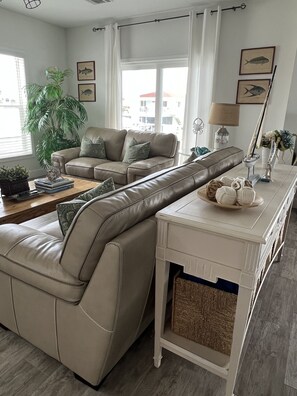 Smart TV, fireplace, ping pong, books