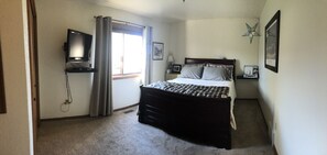 3 bedrooms, in-room safe, WiFi, bed sheets