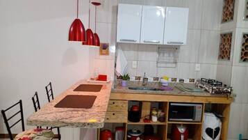 Kühlschrank, Herdplatte, Wasserkocher mit Kaffee-/Teezubehör, Toaster