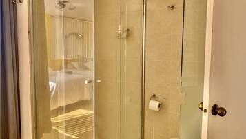 Shower, rainfall showerhead, free toiletries, hair dryer
