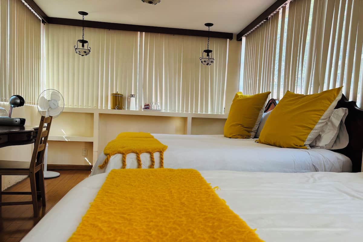 1 bedroom, Egyptian cotton sheets, premium bedding, down comforters