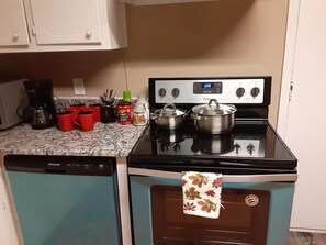 Fridge, microwave, oven, stovetop - [Quite Oasis~4]5bds]1.5BT]3BR@Stockbridge GA (Stockbridge)
