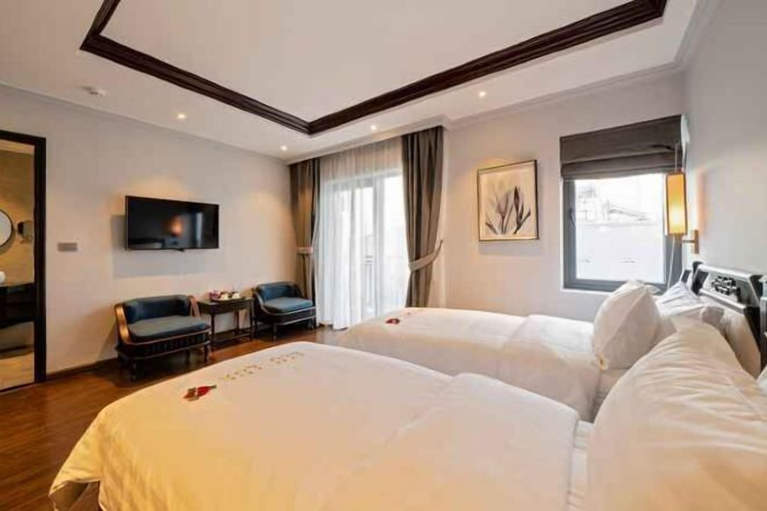 أسرّة بإسفنج يتكيف مع شكل الجسم وميني بار وخزنة داخل الغرفة ومكتب