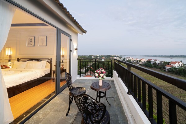 Honeymoon Suite River View with Balcony and Bathtub | View from room