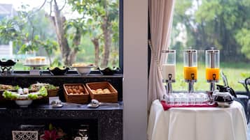 Se ofrece un desayuno bufé todos los días (por un coste adicional)