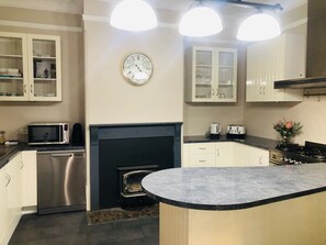 Jääkaappi, mikroaaltouuni, uuni, liesi