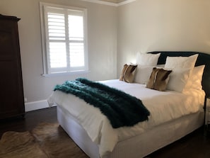 2 bedrooms, desk, iron/ironing board, WiFi - Belmore Historic Cottage (Armidale)