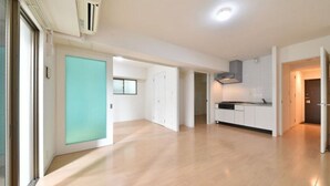 Una cocina espaciosa y moderna con armarios blancos y piso de madera.