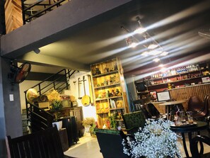 Dining - trufudtrudeynset6aw46ttsetysetysey (Tp. Hu)